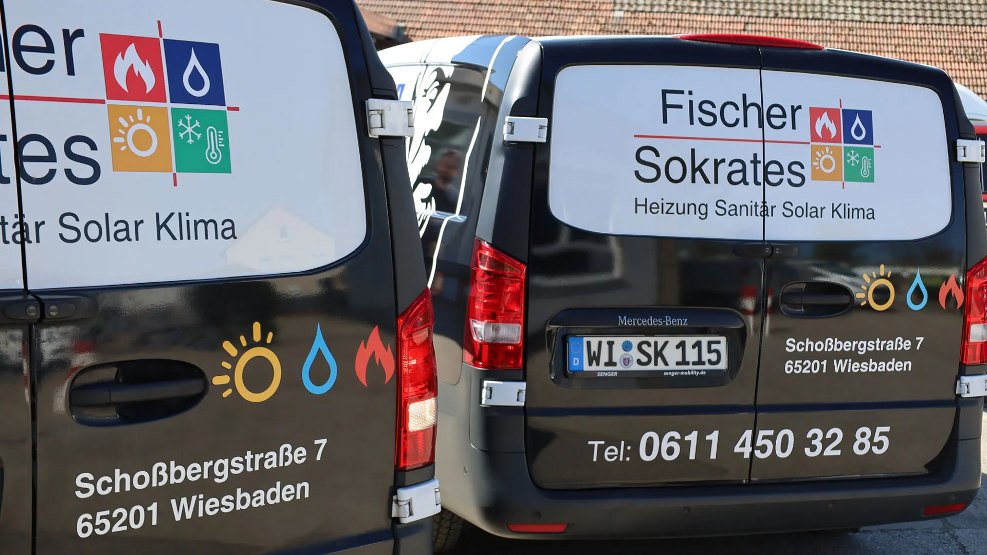 Service- und Kundendienstfahrzeuge vor dem Einsatz · Fischer und Sokrates